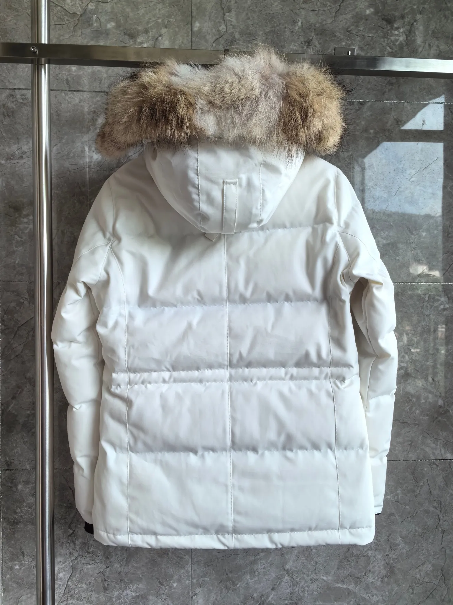 P860 E04 Chelsea women's model off-white.